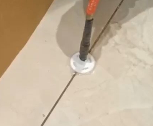 平湖瓷砖空鼓维修公司专业解答瓷砖在铺贴过程中，如果没有涂抹均匀到位的粘结材料（如水泥砂浆或瓷砖胶），可能会导致以下问题